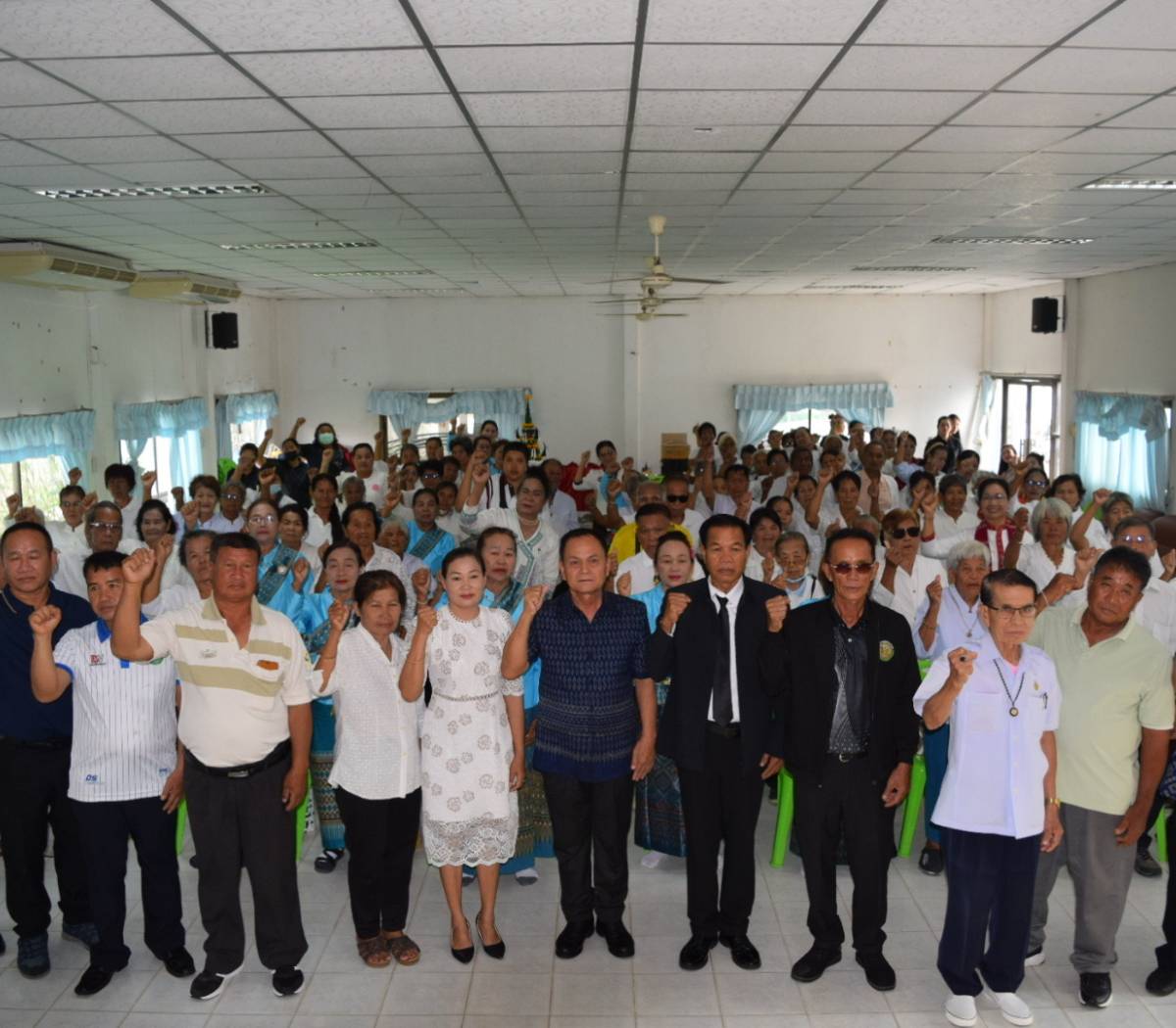 โครงการผู้สูงอายุตำบลดอนหว่าน ร่วมกิจกรรมเคารพธงชาติ มอบใบประกาศนียบัตร แก่ผู้สูงอายุที่สำเร็จการศึกษาประจำปี 2569 และร่วมพิธีบายศรีสู่ขวัญให้แก่ผู้สำเร็จการศึกษา